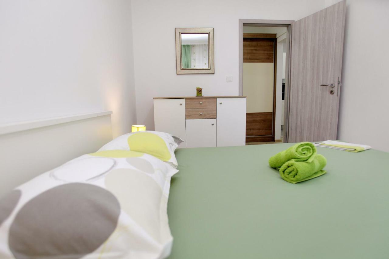 Apartments Viki Трогір Екстер'єр фото